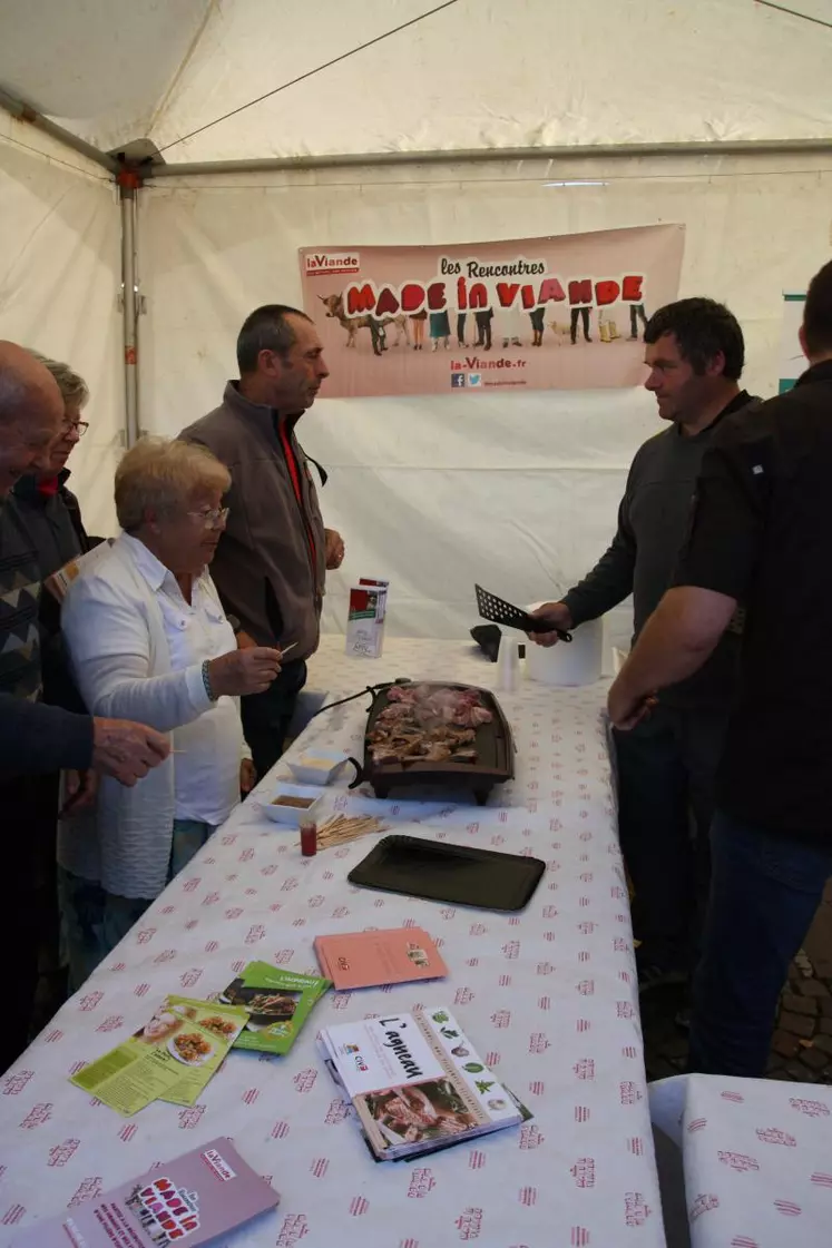 La dégustation de viande à fait succès à Saugues.