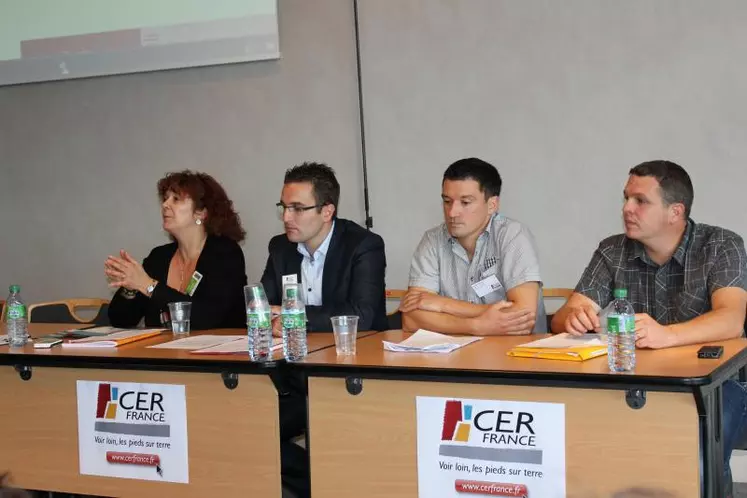 Michelle Delsuc (à gauche) présidente de CERFRANCEAlliance Massif Central a présenté avec les référents de l’atelier «veille économique» le cahier des références économiques 2012.