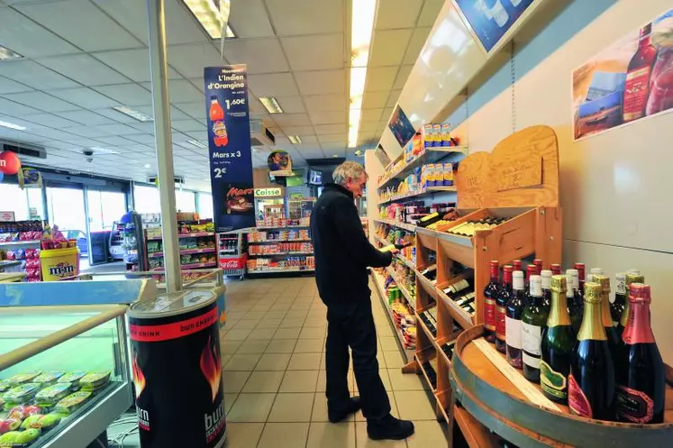 La consommation des ménages, éternel moteur de la croissance française, se grippe sérieusement depuis quelques mois. Une contrainte qui pourrait se transformer en audace ? Relancer les secteurs productifs apparaît comme un critère essentiel pour le cabinet d’analyses Xerfi.