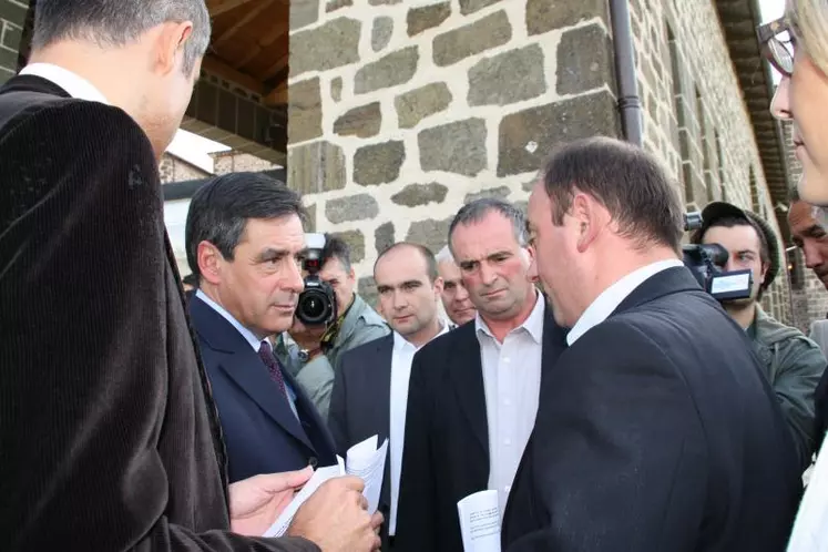 François Fillon en discussion avec les responsables professionnels agricoles.