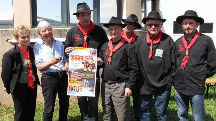 Jeudi 23 avril, les membres de l'Association du Fin gras étaient réunis devant les abattoirs d'Aubenas, exceptionnellement ouverts à la visite, pour présenter leur filière et la fête dédiée à la viande du Mézenc.