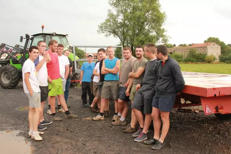 Les apparences sont trompeuses… l’équipe des JA de Pradelles n’est pas au repos, elle travaille à l’organisation de la Finale départementale du Championnat de France de Labour qui se déroulera le 23 août sur ses terres.