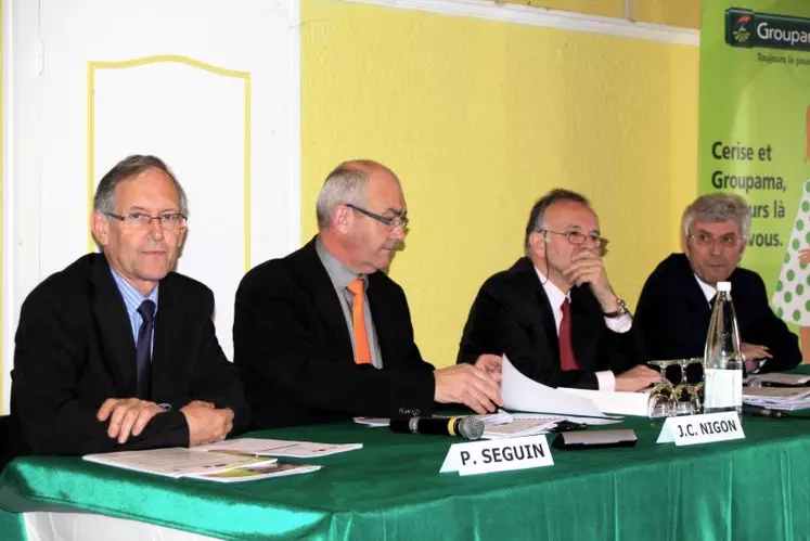 Patrick Seguin (président de la fédération départementale de la Nièvre),
Jean-Claude Nigon (président de la fédération départementale et vice-président régional), Jean Baligand (président de Groupama Rhône-Alpes Auvergne) et Gérard Fevre (directeur général adjoint de Groupama Rhône-Alpes Auvergne).