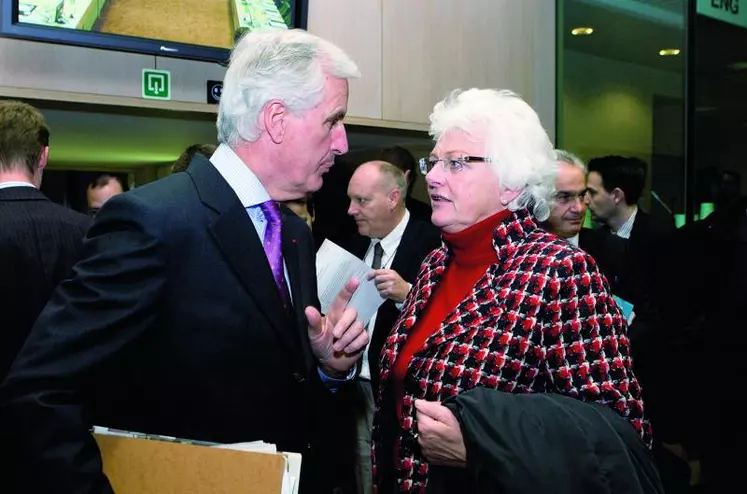 Michel Barnier, ministre de l’Agriculture et Mariann Fischer Boel, commissaire européenne à l’Agriculture lors du conseil à Bruxelles le 20 novembre.