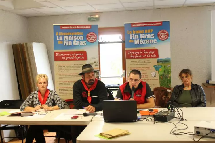 De gauche à droite : Roselyne Chapelle et Bernard Bonnefoy respectivement président(e) de la Maison et de l'Association Fin Gras du Mézenc, Yannick Pochelon animateur et Angèle Rochette Maire de Freycenet Lacuche.