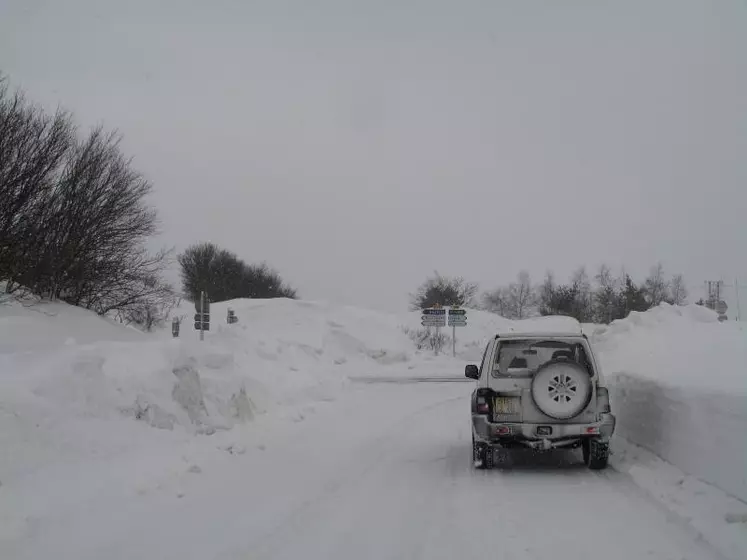 Sur route enneigée, la prudence et la prévoyance sont de rigueur.