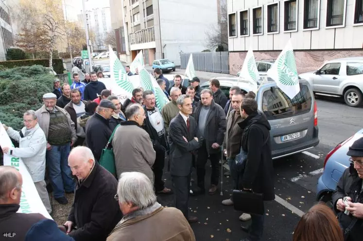 Les forestiers privés se sont associés à cette action syndicale initiée par la FDSEA-JA. Devant la DDT, agriculteurs et forestiers ont expliqué la situation à Bruno Locqueville, directeur de la DDT 43.