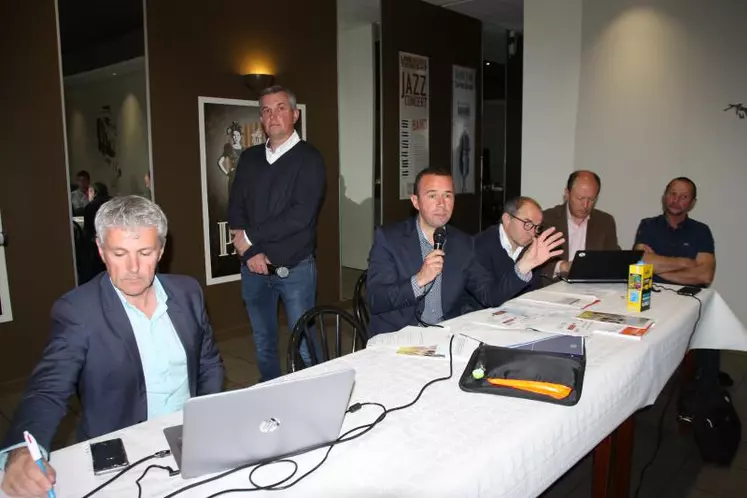 De gauche à droite : Bruno LeCharte, Damien Garnier, Jérôme Aubert, Jean-Michel Javelle, Jean-Paul Picquendar et Rémi Broncy, président de la section Cantal.