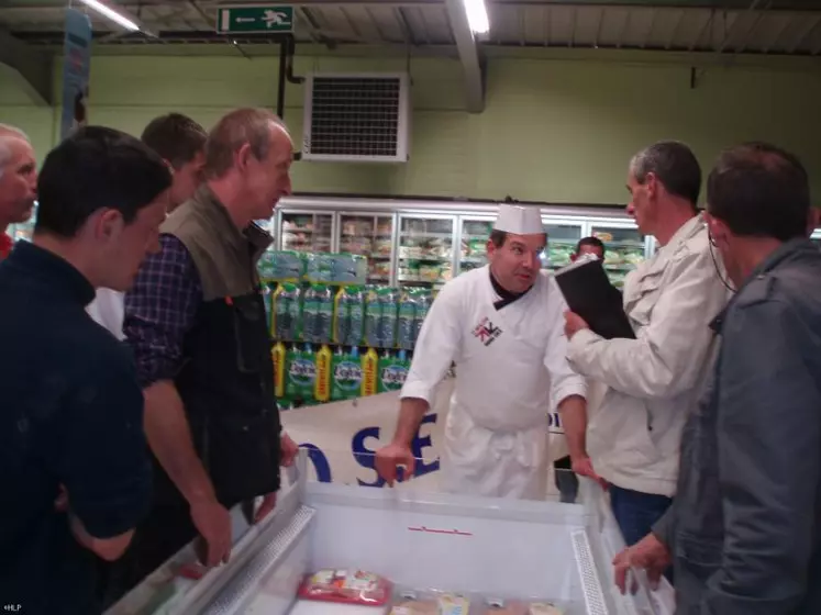 Les éleveurs de porc en présence de responsables du magasin Intermarché et du chef du rayon boucherie de la grande surface.