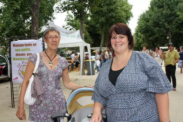 Roselyne et Julie étaient râvies de pouvoir approcher de si près les animaux de la ferme.