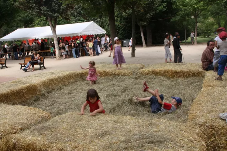 Les enfants ont adoré la piscine à foin.