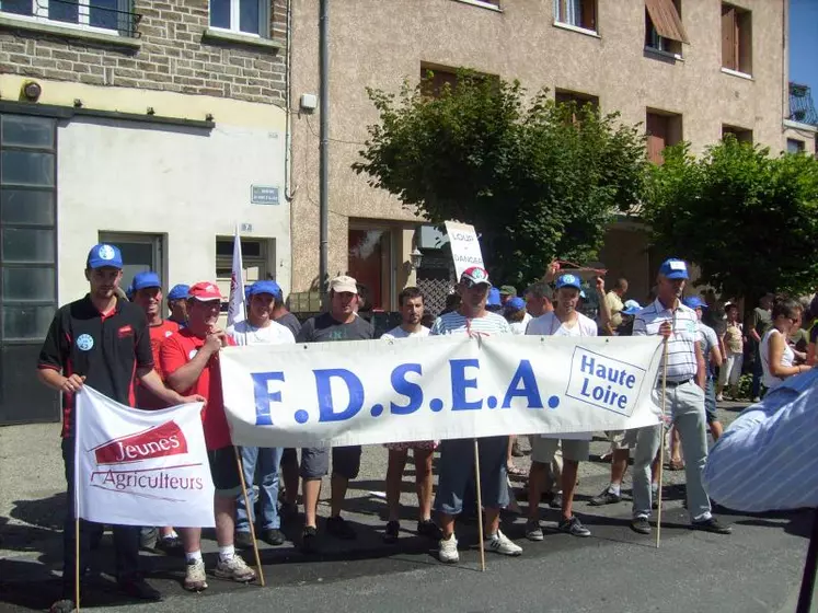 Même si la présence du loup n'a pas encore été officiellement reconnue en Haute-Loire, les éleveurs altiligériens étaient à Langogne vendredi.