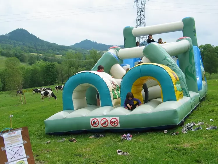 Des enfants heureux sur les structures gonflables.