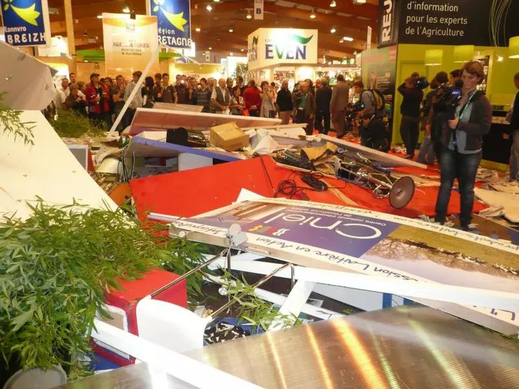 Le stand du Cniel au Space dévasté par des manifestants.