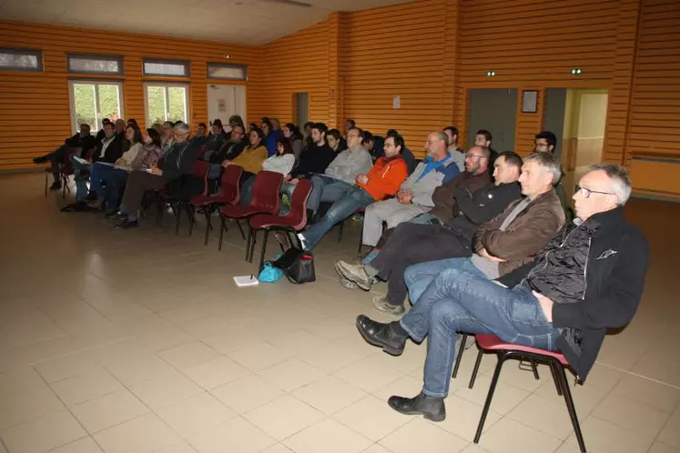 Agriculteurs et forestiers du secteur de St Christophe/Dolaizon sont venus s’informer 
sur la gestion du bois bocager.