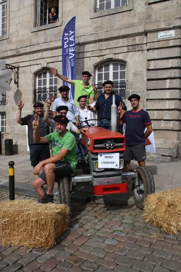 Les Jeunes agriculteurs avec leur béret sur un vieux tracteur 
à essayer devant la mairie.