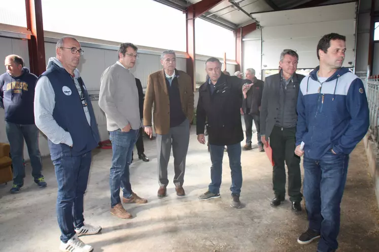 Rencontre entre les représentants de l’État et les agriculteurs sur le Gaec du Bois Redon.