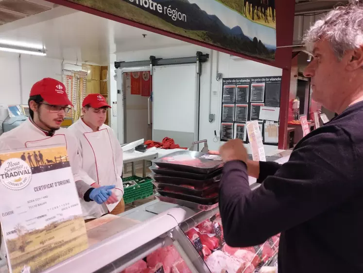 Les agriculteurs ont demandé le retrait immédiat de barquettes de Viande étiquetée Charolaise mais en réalité de type laitier.