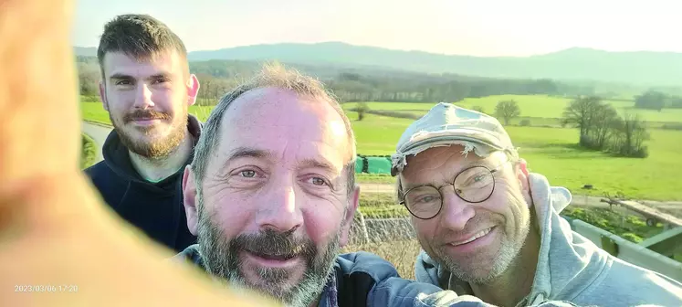 Deux agents  du Service  de Remplacement sont sur l’exploitation du Gaec Montchazel pour un mois, pour  pallier l’absence pour raison de santé, de deux associés,  Laurence et  Lionel, et seconder Dominique Beaud.