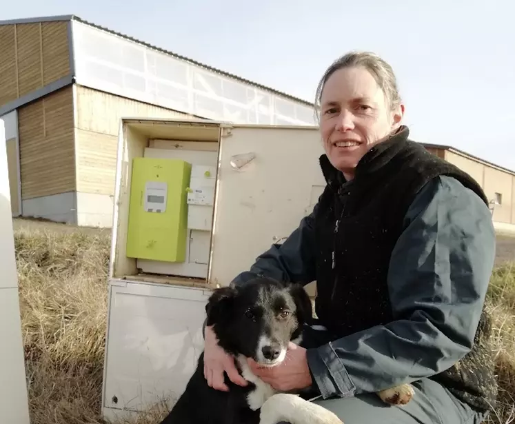 Fabienne Demars devant son compteur Linky.