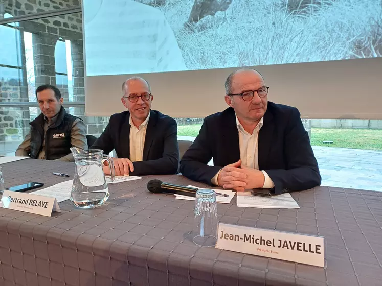 À la tribune : Franck Roux, président délégué Haute-Loire, Bertrand  Relave, directeur général et Jean-Michel Javelle, président.