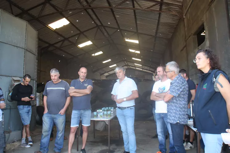 Le 1er septembre, la FDSEA, les JA et la Chambre d'agriculture ont réuni les agriculteurs impactés par la grêle au Gaec de Montebello dont les toitures de deux bâtiments ont été percées.
