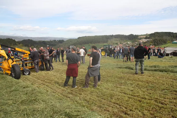 La journée de démonstration a attiré de nombreux agriculteurs désireux de se perfectionner dans le domaine de la récolte de l'herbe.