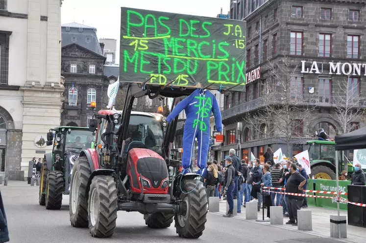 Mobilisation 25 mars à Clermont : tracteur