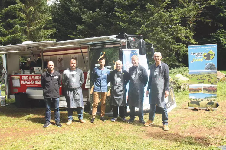 Les éleveurs de Haute-Loire en compagnie du boucher Mickaël Chabanon devant le food-Truck d'Interbev.
