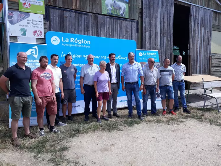 Le 13 juillet, les représentants de la Région sont venus présenter le plan d’aide pour la filière ovine  au Gaec des Ovanches.