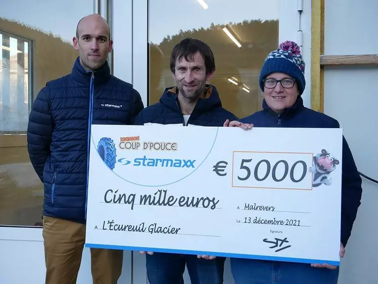 Pauline et Claude Bonnet ont reçu un chèque de 5 000 euros pour réaliser leur projet .
