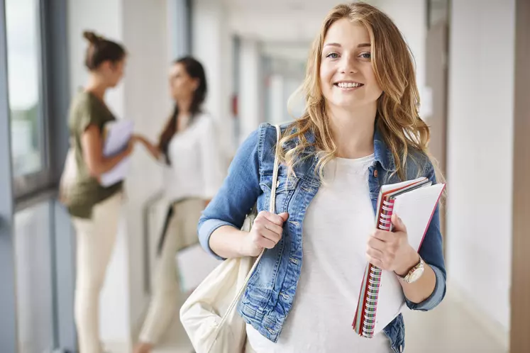 Votre enfant poursuit ses études, faites-la demande de bourse  de poursuite d’études supérieures et d’apprentissage.