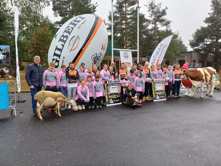 Le 28 août, partenaires et membres du club ont présenté le ballon géant ainsi que la soirée du 8 septembre dans les locaux de l'usine Borde à Saugues. Un mouton et une vache étaient là pour montrer ce lien fort entre le rugby et l’agriculture.