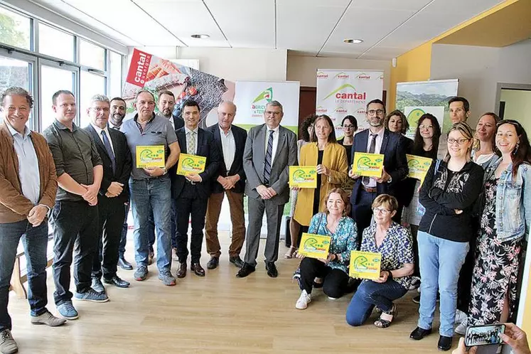 Les collèges, les écoles et l'Éhpad qui se sont engagés ont reçu une plaque attestant de l'approvisionnement local de leur établissement.