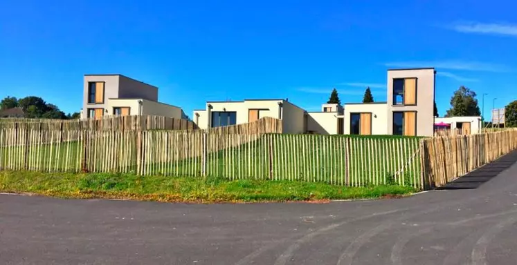 À Saint-Mamet, l’éco-quartier est en lien direct avec la nature, tout en inventant une forme d’habitat avec une moindre emprise au sol. Recentrer le bourg là où se développent déjà de nouveaux services, tout en valorisant le patrimoine existant, un pari engagé à Polminhac.