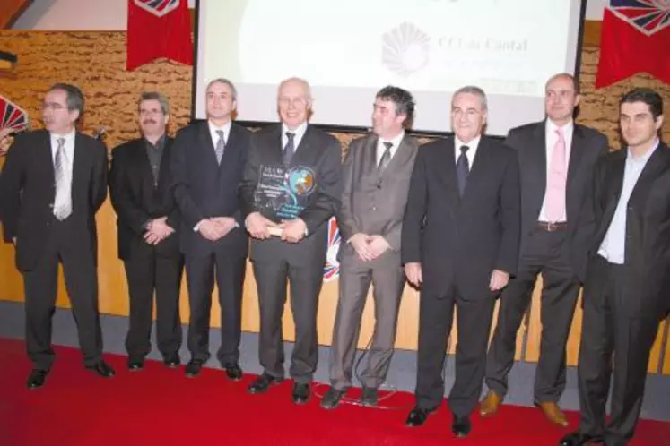Hubert Desjonquères, PDG de Lyocentre, reçoit le trophée du coach Cantal 2008 des mains du préfet, Paul Mourier.