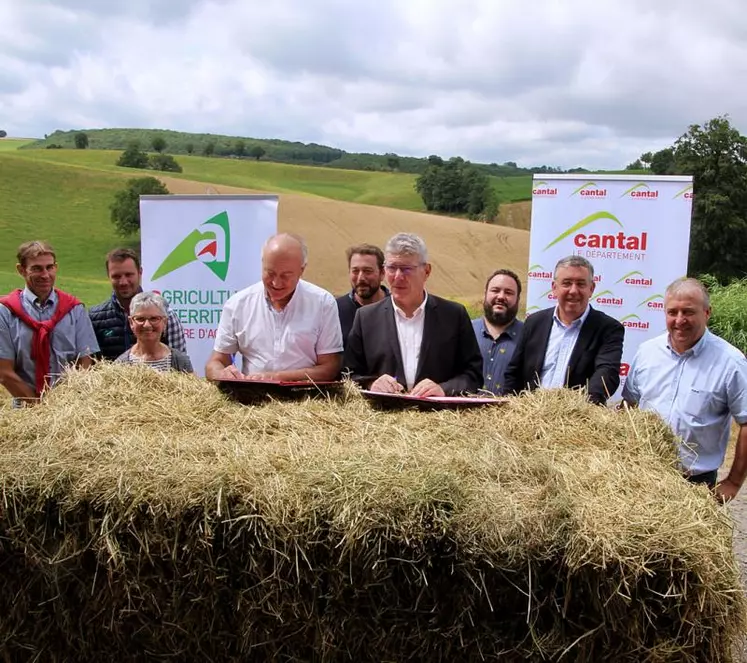 Avant la signature proprement dite, visite de terrain, au Gaec de la Pradelle de Roannes-Saint-Mary. 