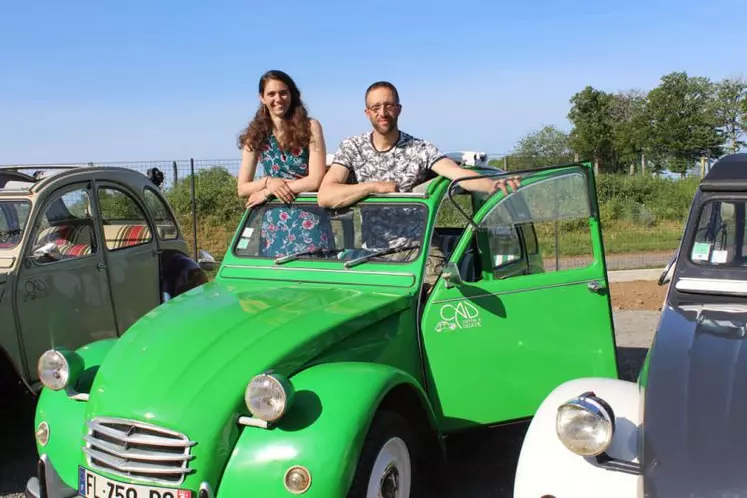 Lise Fabriès et son conjoint Henri Calmels à la tête d'un parc de cinq Deuche.