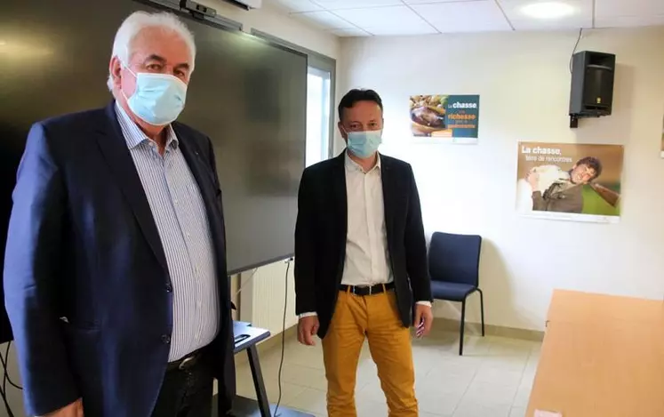 Le président Picard et son directeur Arnaud Semeteys, devant l'écran géant dont la Fédération
des chasseurs a fait l'acquisition, pour suivre des réunions en visio-conférence.
