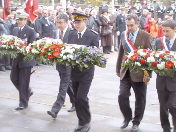 Paul Mourier, au centre, nouveau préfet du Cantal, a rendu hommage aux “poilus” lors des cérémonies du 11 novembre.