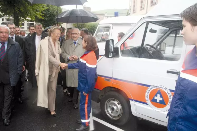Samedi à Aurillac, Michèle Alliot-Marie a salué les bénévoles cantaliens.