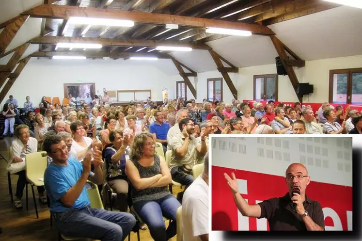 Une salle comble et enthousiaste a encouragé les candidats sélectionnés après avoir répondu aux questions de Nicolas Stoufflet (en médaillon).