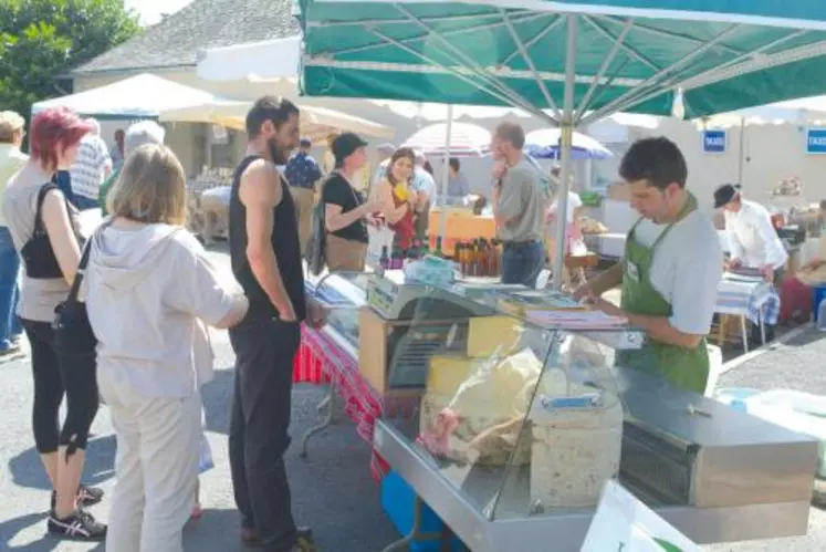 Une dizaine de producteurs se sont partagés les stands du cinquième marché bio de Saint-Étienne-de-Chomeil.