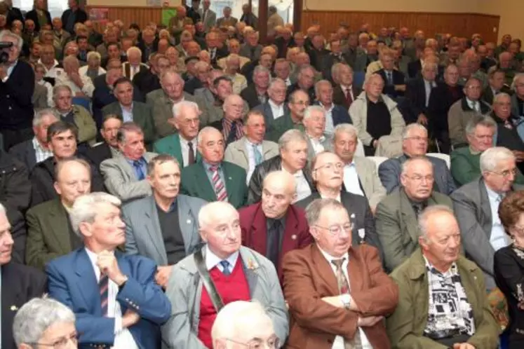 Salle comble à Montsalvy : près de 400 anciens combattants du département ont participé au 42e congrès de la Fnaca, qui a réuni plus de 700 personnes lors du banquet qui a suivi.