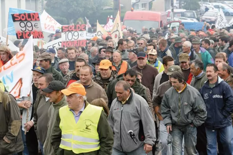 Ils étaient autour de 500 chasseurs à défiler dans les rues d’Aurillac, ce samedi 13 septembre, à l’appel de l’ADCCRS