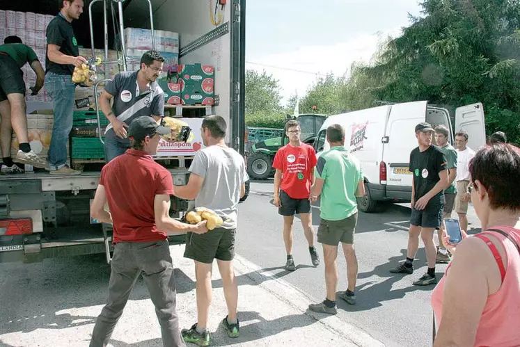 Toujours le 24, à la sortie d'Aurillac en direction de Sansac-de-Marmiesse, certaines marchandises en provenance de l'étranger ont été débarquées... au profit des Restos du Coeur.