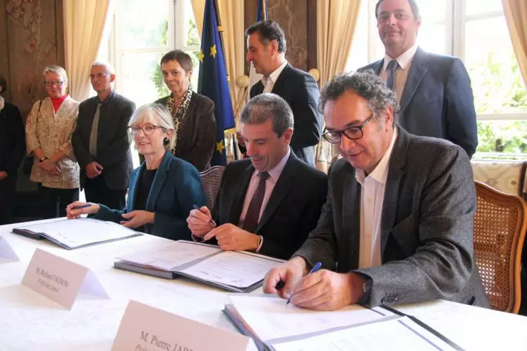 Pierre Jarlier, président des maires du Cantal, a préféré parler de signature d’une “nouvelle convention”, plutôt que d’“avenant”. 