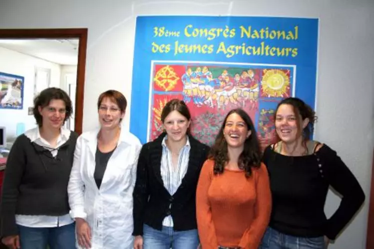 L’équipe administrative des JA du Cantal : de gauche à droite, Isabelle Ortéga, Céline Rodier, Virginie Sainte-Marie, Sonia Bennani qui passe le relais à Florence Antoine (à droite).