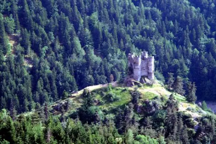 La configuration particulière du site du château d’Alleuze a inspiré un conte mythologique à Dominique Touzé.