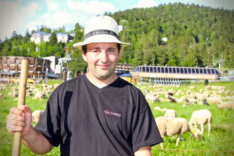 Julien Leron passera trois mois sur les pentes du Lioran et veillera sur le bien-être des animaux confiés par les éleveurs de l’association pastorale, dont il est secrétaire.  